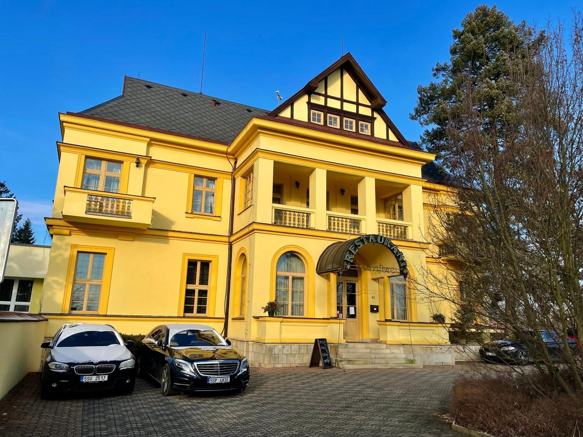 Palace Inn Jíloviště Екстериор снимка