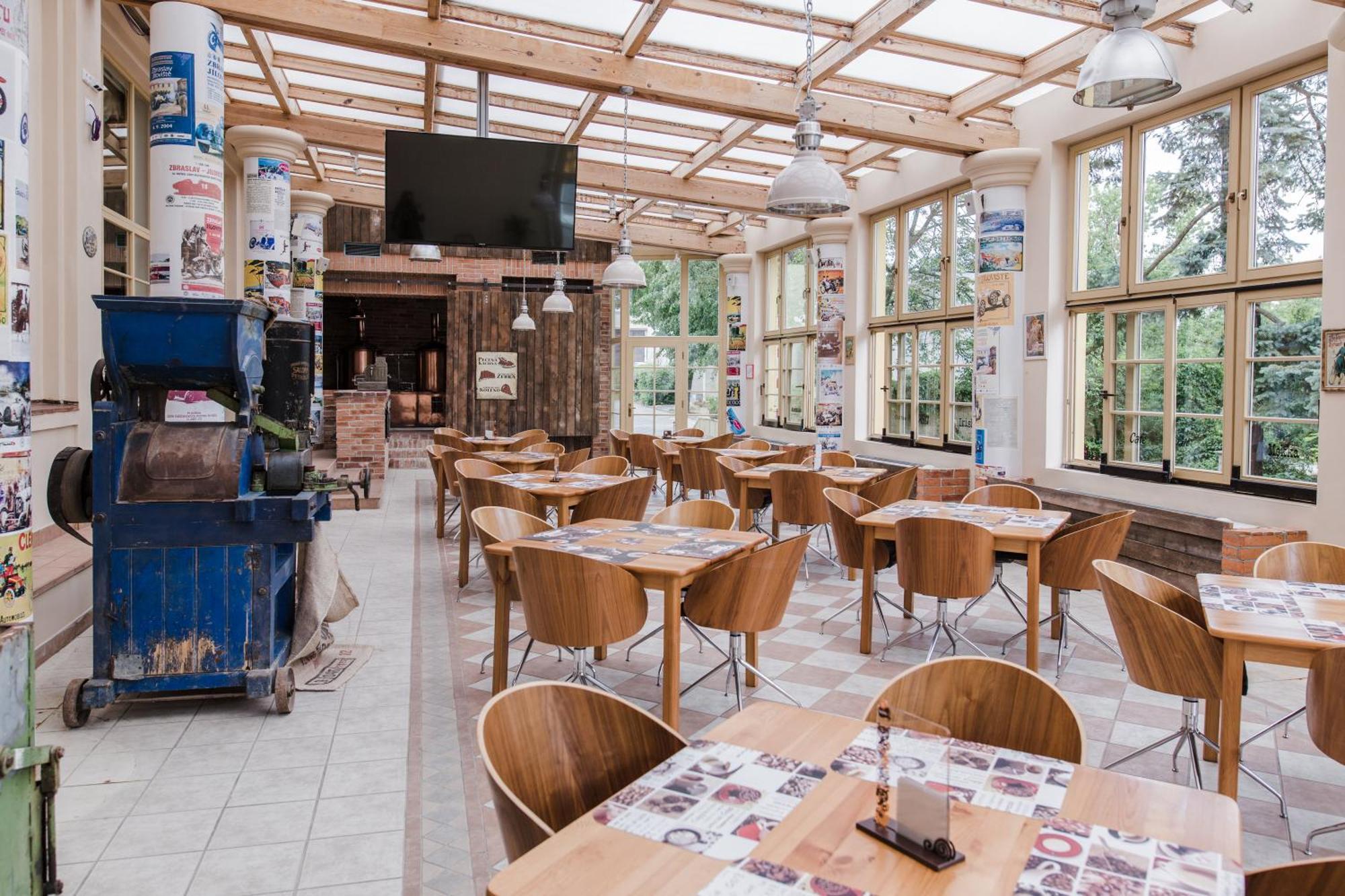 Palace Inn Jíloviště Екстериор снимка